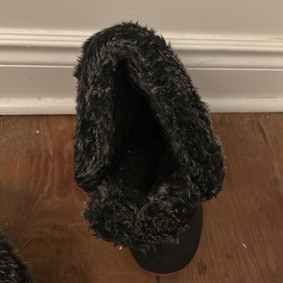 Kamik winter boots. Black and pink. Pull to tighten. Soft inside and top. - Picture 4 of 5